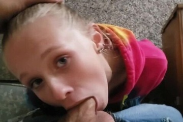 Сводная сестра хотела посмотреть порно, но сосет член