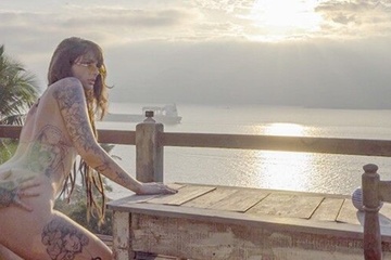 Проводит отдых с татуированной неформалкой, которую ебет каждый день