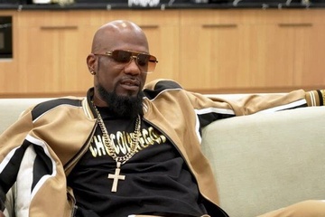 Приезжает к черному продюсеру и соблазняет его на межрасовый секс