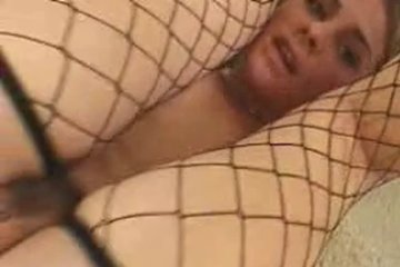 При анальных вхождениях закидывает ножки повыше