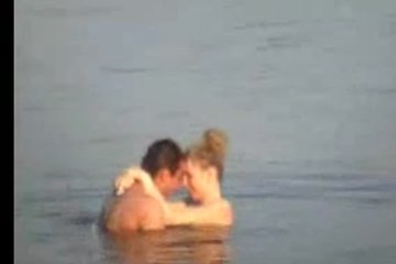 Кто-то из кустов снял, как в реке трахаются