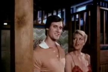 Две телочки тискаются с самцом