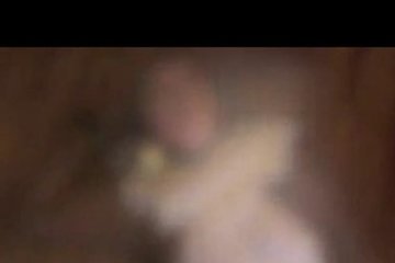 Пухлая дама дрочит влагалище в костюме