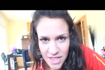 Испанка минетит пенис своему парню