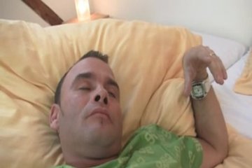 Очень устал и хочет минет