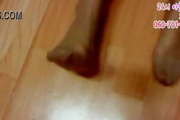 Своими прелестными ножками крутит