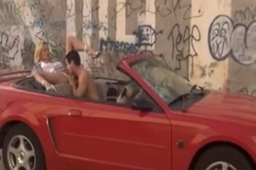 Трахаются в тачке с открытым верхом