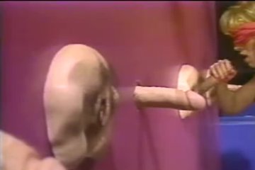 Бабы ищут настоящий член среди страпонов