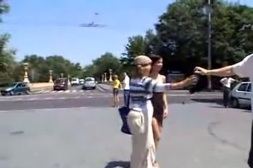 Сначала позирует обнаженной, а потом по-трахается с кем-то