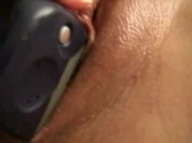 Девушка в очках мастурбирует на видео из мобильника