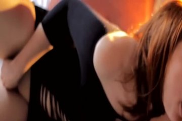 Пока сосет у мужчины, дрочит себе ручонкой