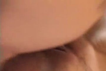 Типичный домашний секс с брюнеткой на глазах у друзей