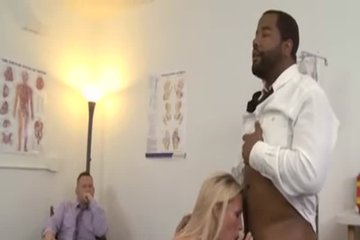 Врач трахает грудастую пациентку при коллеге