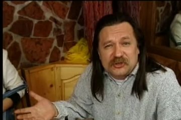 Деревенские о чем-то общаются