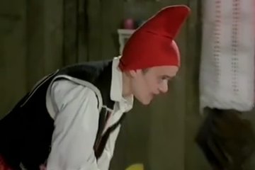 Белоснежка лежа онанирует перед гнонами самотыком