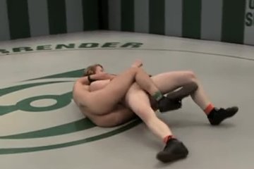 Равная схватка лесбиянок на ринге