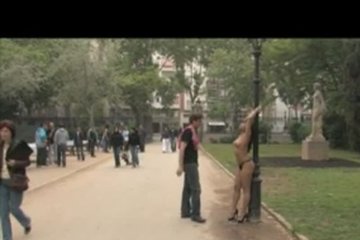 Привязал голую девушку к фонарному столбу