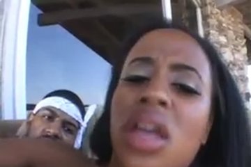 Мускулистый чувак трахает танцовщицу