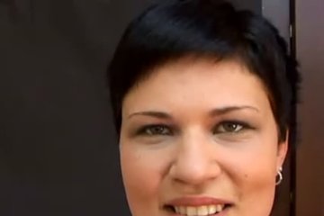 Показывает сиськи, ну и болтает