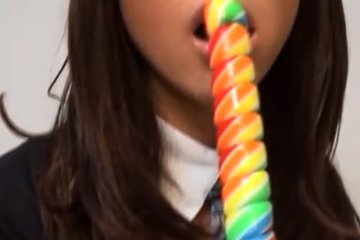 Тупая школьница сосет конфету, показывая прелести своего тела