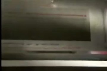 Облизывает женскую лунку, надеясь на отсос