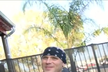 Мужик пьет пивасик и расслабляется