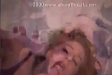 Сосет, пока лицо не загаживают