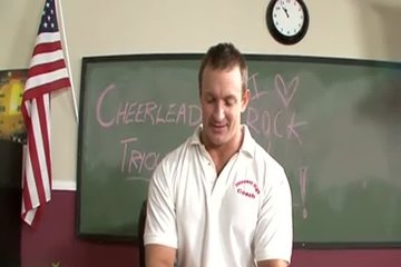 Препод смотрит на представление от черлидерши