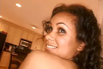 Девушка из Пуэрто-Рико показывает свою попку