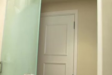 Красотка просто зашла в душевую