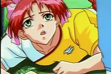 За сиськи потискает на траве