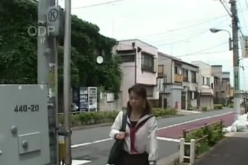 Хочет добраться до клитора своей подруги