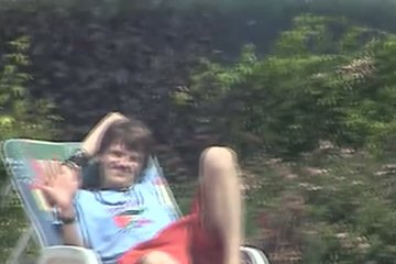 Валяется возле бассейна, а телка возле кустов гуляет