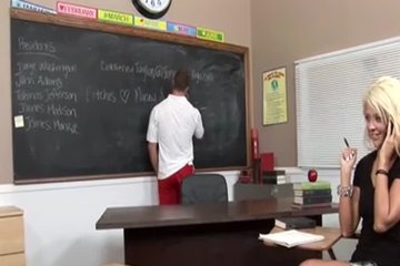 Наглая сучка трахается с мускулистым преподом