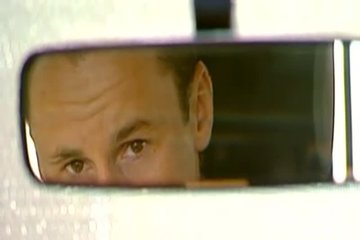 Девушка едет в тачке и мастурбирует слабенько