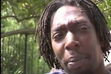 Черлидерша сосет член у отдыхающего во дворе чувака