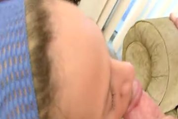 Девка с заплетенными волосами сосет елду мужику