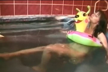 Чувак трахнет девку в большой ванне