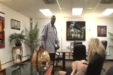 Офисный секс шоколадного мужика и грудастой секретарши