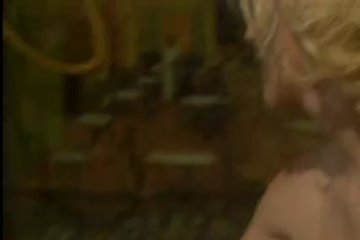 Телка в корсете хочет задрочить щель подружки