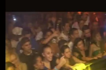 Одна из телок попадает в центр внимания