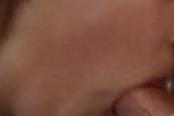 Девица согревает член хахаля минетом