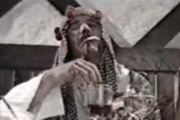 Араб ест, а дама ему дрочит