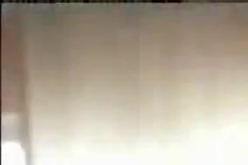 Самка ожидает партнера на кровати