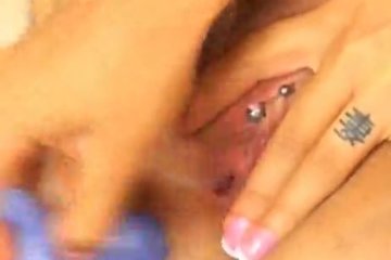 Анус дружит с дилдо, а пальчики дружат с клитором