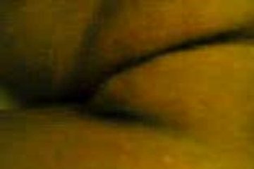 Девушка лежит голышом и слушает музыку