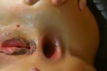 Шманает милашку в зад и кончает туда же