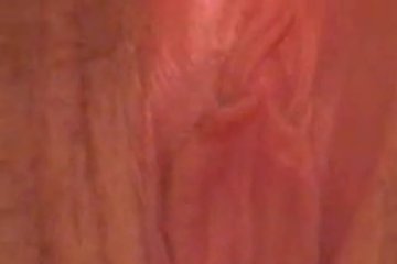 Аккуратно и с любовью с киской играет