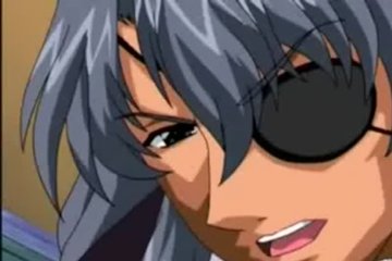 Раненый одноглазый парень ласкает сиськи даме