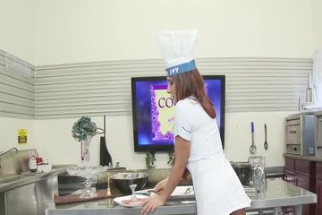 Вести передачу очень сложно без больших сисек